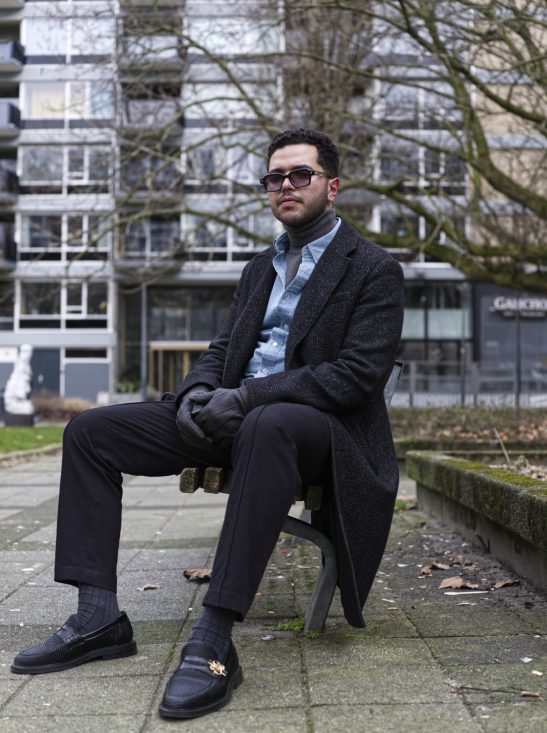 Street portret man posing bench rotterdam.