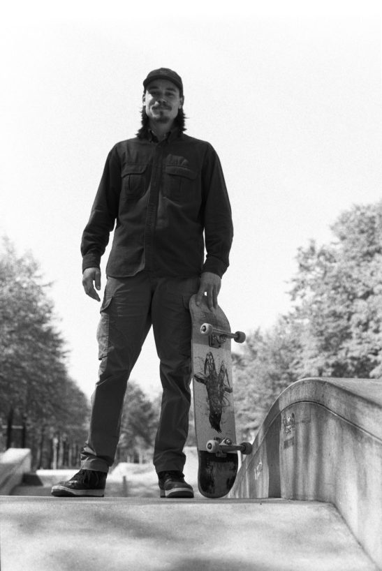 Street portret man skatepark posing rotterdam.